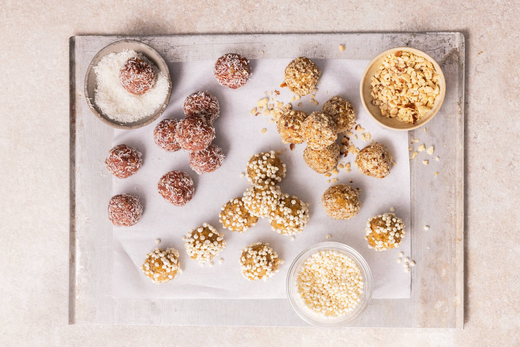 Energy Bliss Balls mit Cashewmus, Datteln und Kokosflocken