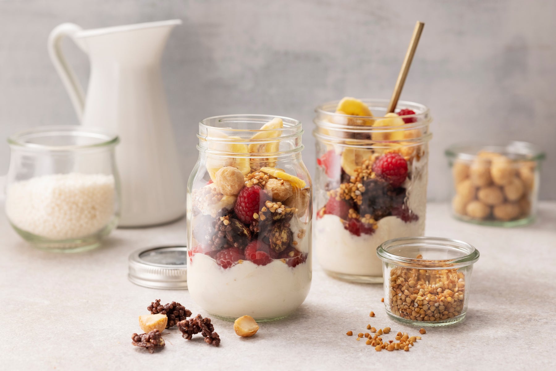 Powerglas mit Cashewmus, Buchweizen, Macadamianüssen und Himbeeren